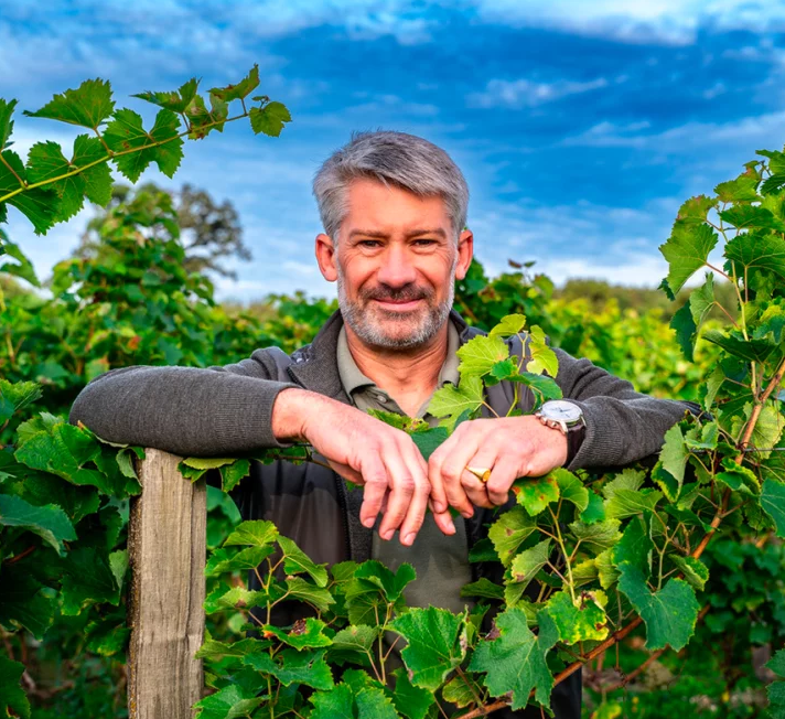 Anatole de La Brosse, cousin Joly et vigneron, dans ses vignes de Loire